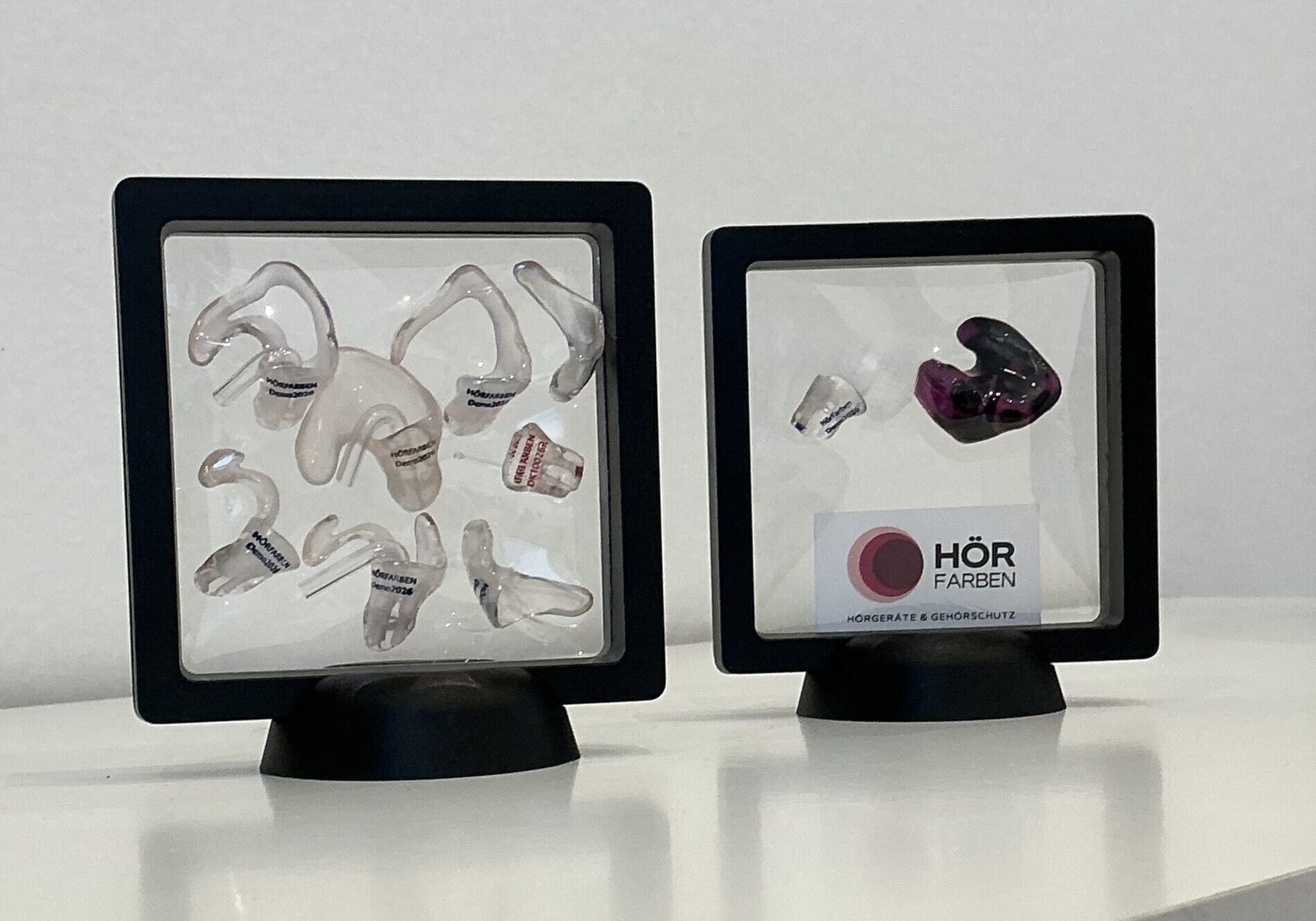 Display mit Gehörschutz-Mustern und Hörfarben-Logo im Fachgeschäft in Inzing