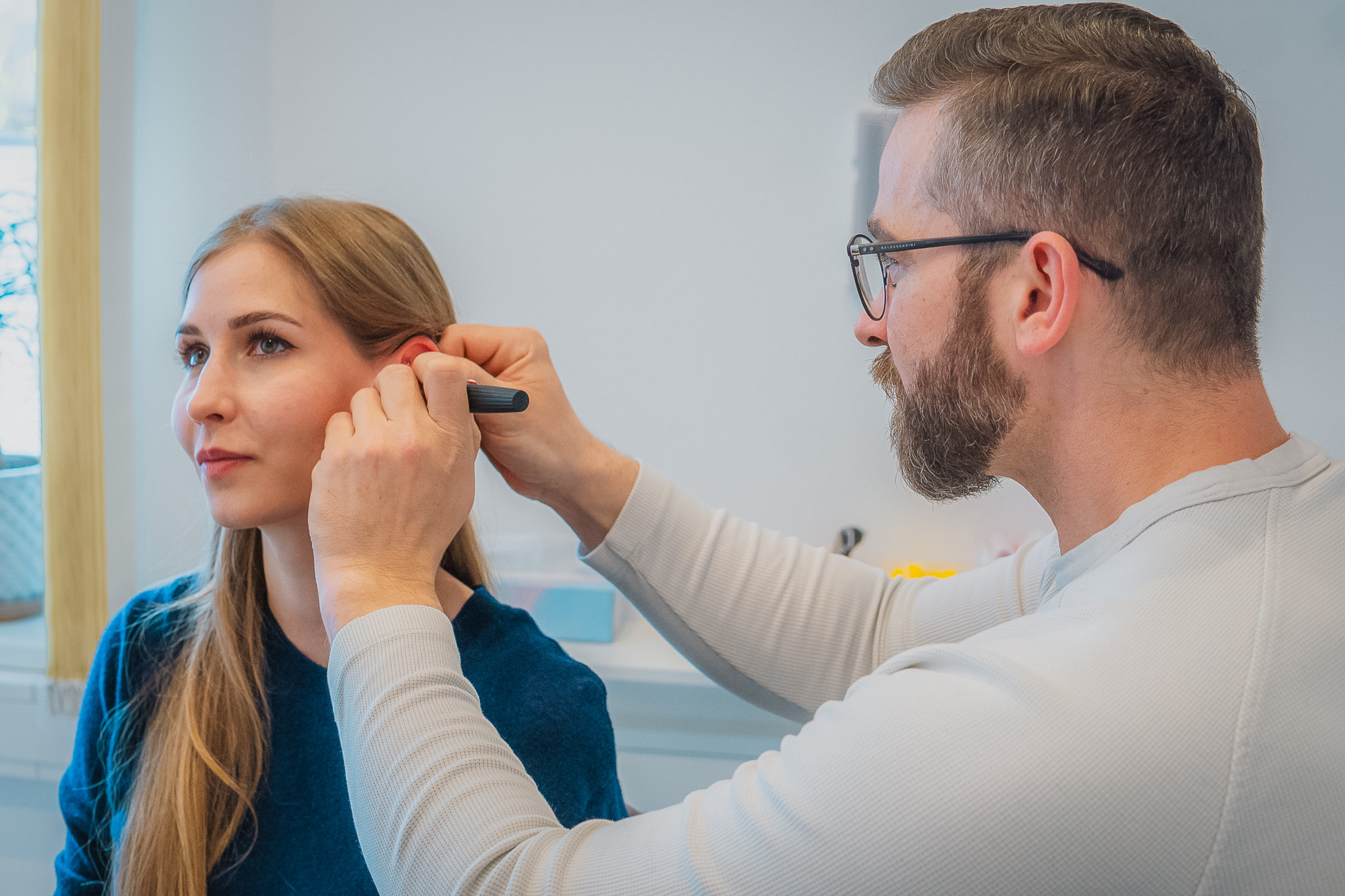 Transparente, individuell angefertigte Otoplastiken auf dunklem Untergrund