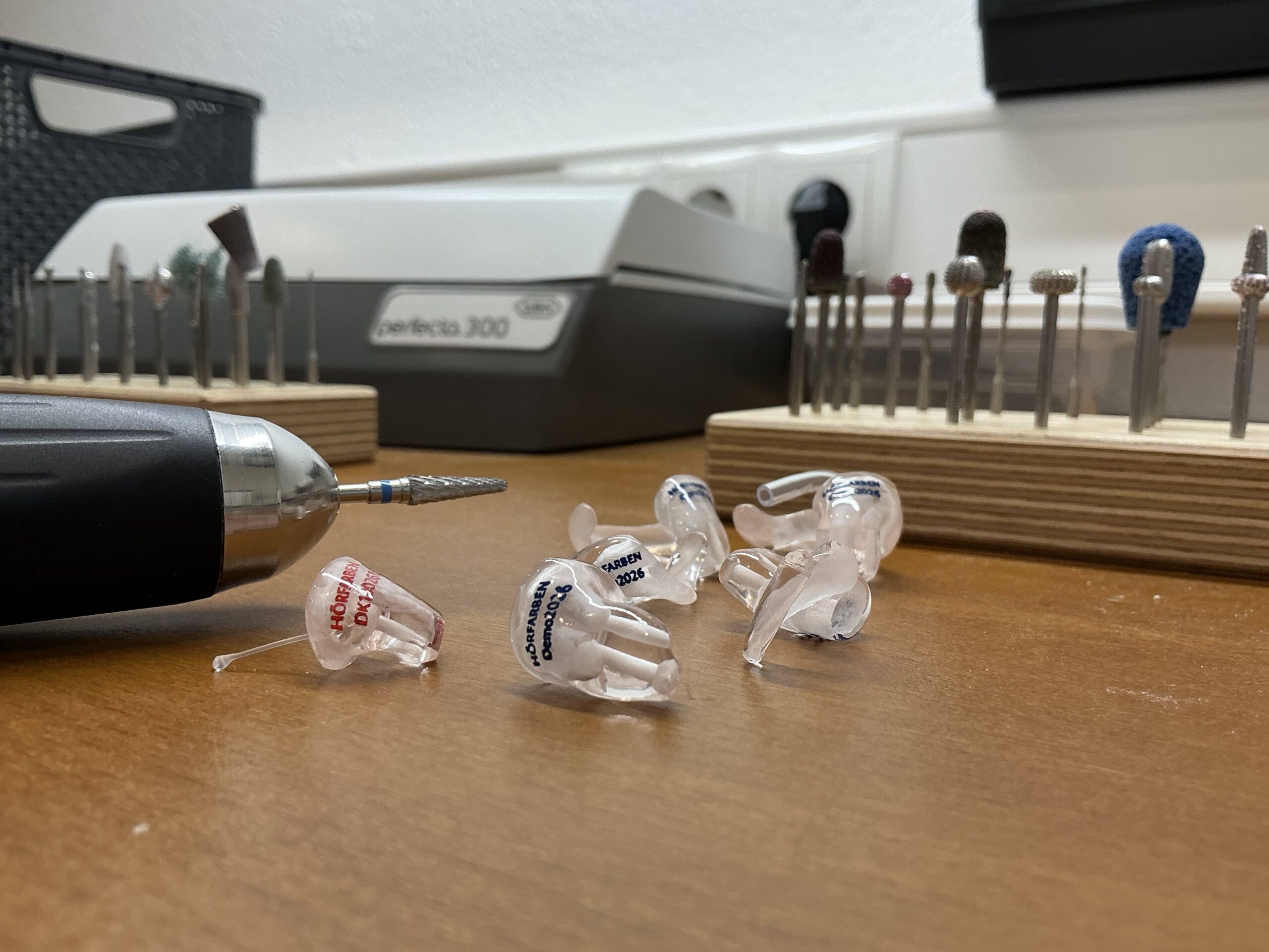 Transparente In-Ear-Otoplastiken von HörFarben in der Herstellung im eigenen Labor