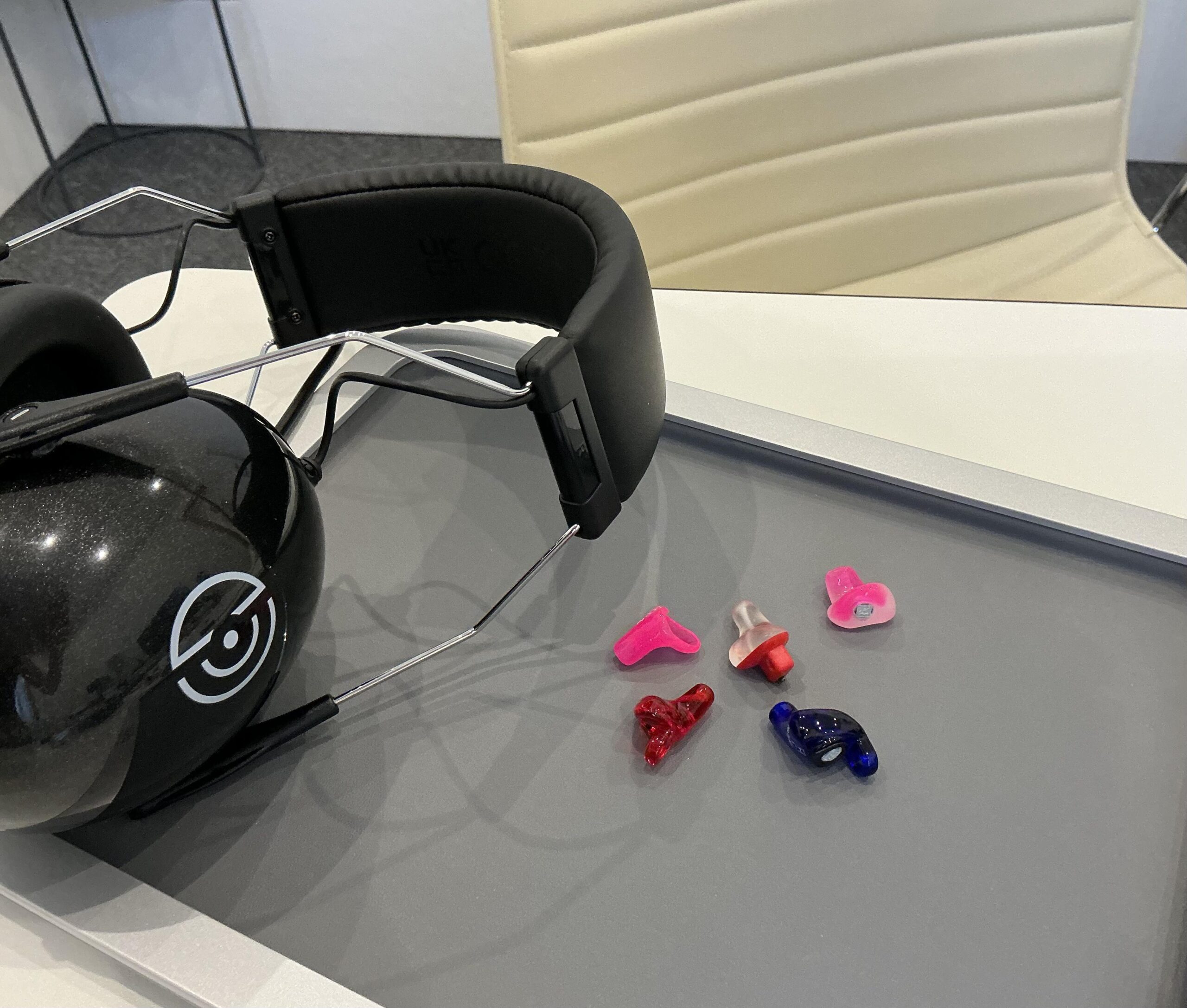 Kapselgehörschutz und bunte Otoplastiken mit Kordel von HörFarben